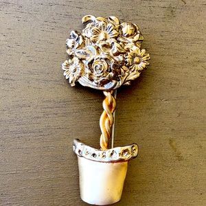 Vintage signed Casual Corners flower pot pin